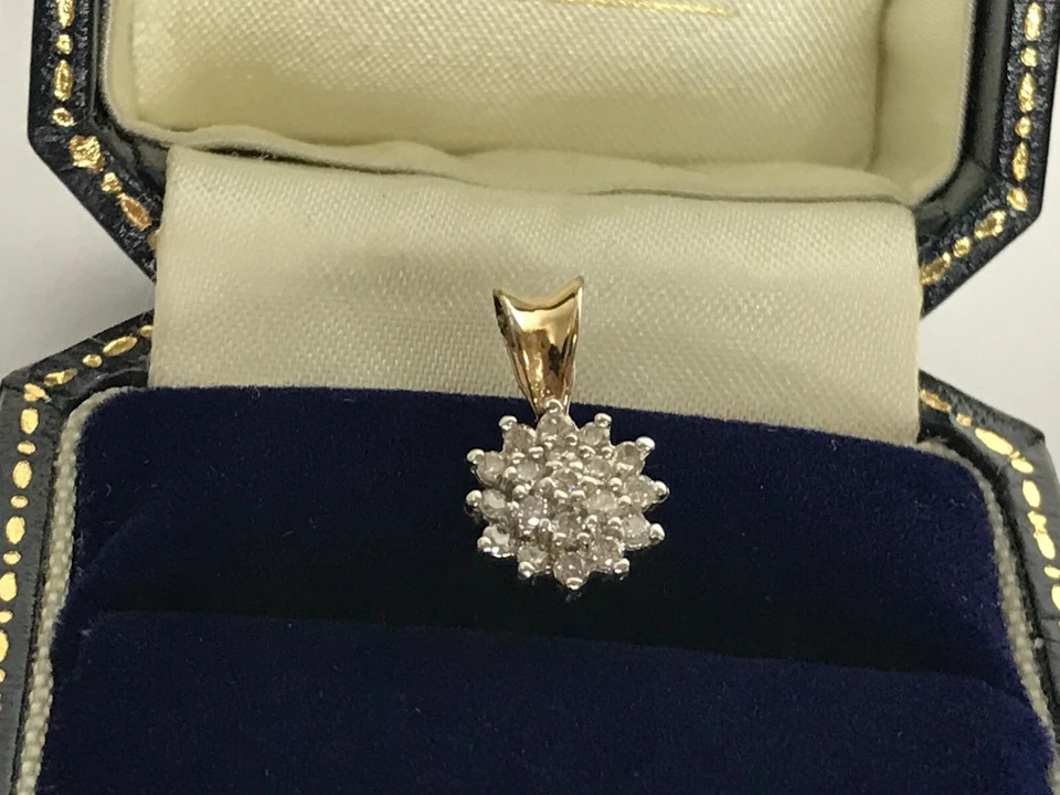 Colgante de diamantes de 0,15 quilates con racimo de flores colgante de oro blanco y amarillo de 9 quilates Foto 4 de 4