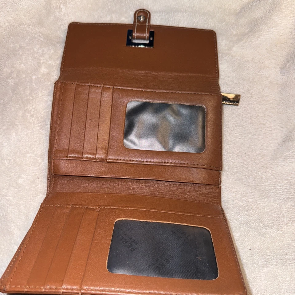 Carteira de couro macio Perlina slots para cartões de crédito preto encaixe 2 janelas de identificação e zíper - Imagem 3 de 4