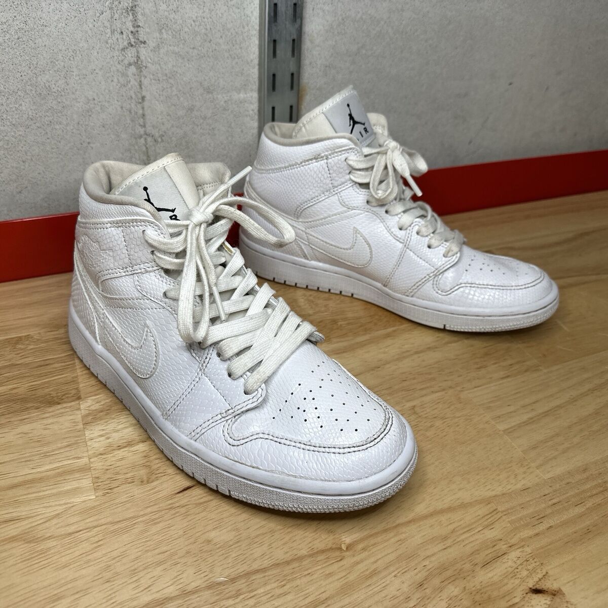 Nike Air Jordan 1 Mid Womens 7.5 White Snakeskin Texture Nike Air Jordan 1 Mid Womens 7.5 White Snakeskin Texture