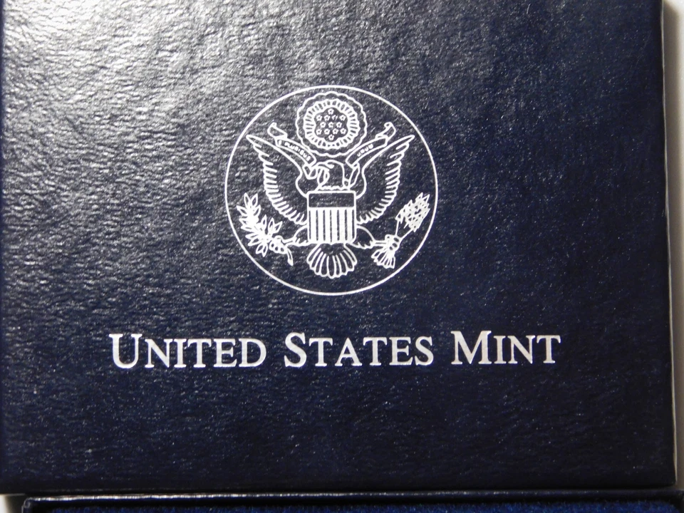 OLD US COINS 1994 D US CAPITOL UNC COMMEMORATIVE SILVER DOLLAR in BOX - Image 2 of 4