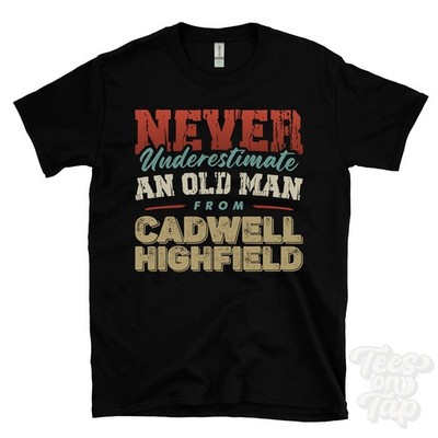 T-SHIRT UNTERSCHÄTZE NIEMALS EINEN ALTEN MANN AUS CADWELL HIGHFIELD lustig Weihnachtsgeschenk