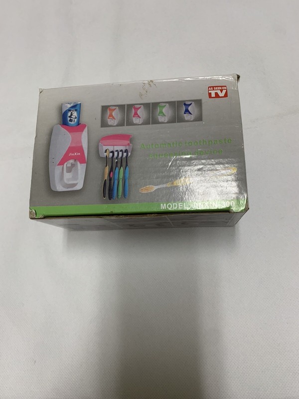 Automatic toothpaste Squeezing device