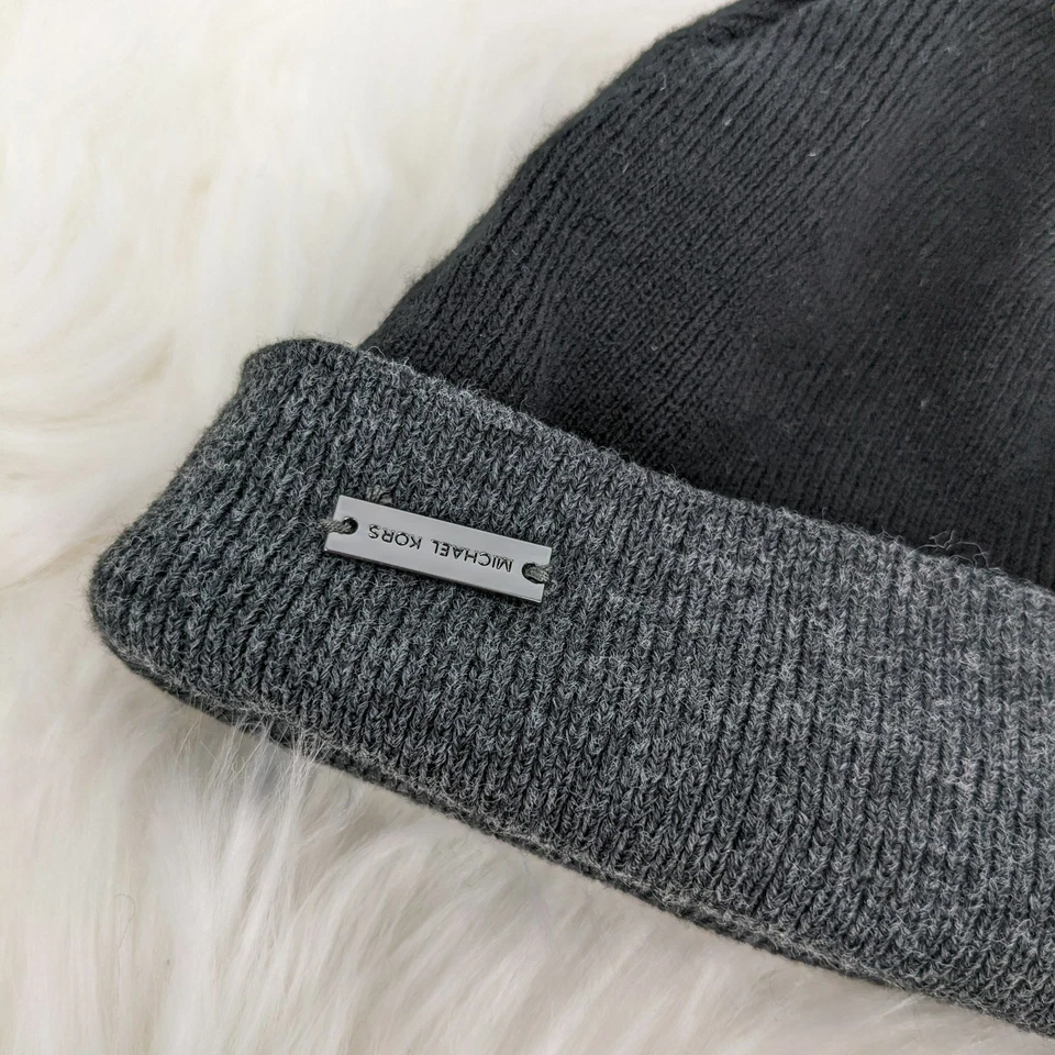 Gorro Michael Kors Negro Gris Carbón Metal MK Logo Tejido Acrílico Invierno OS Foto 4 de 4