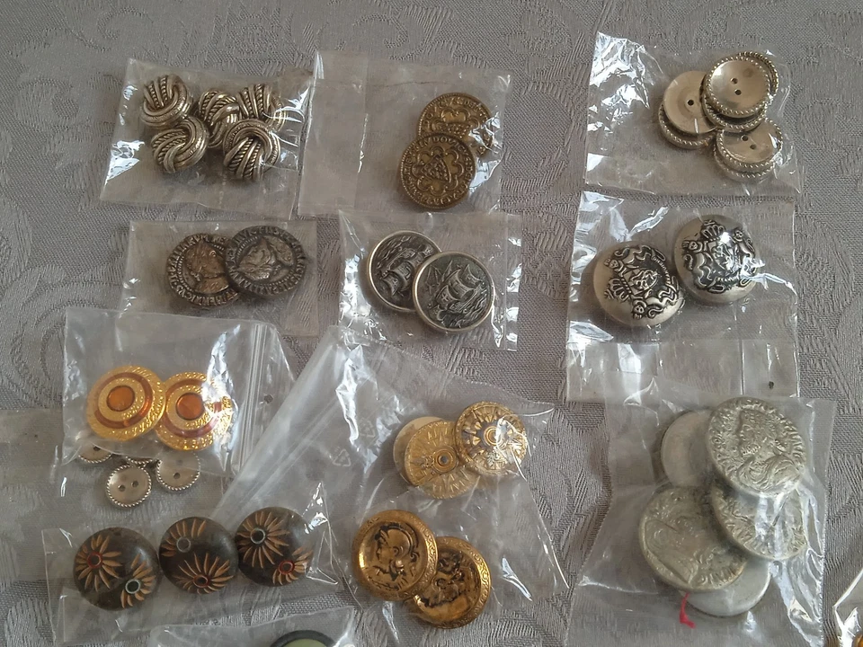 Gros Lot de Boutons - 690 Grammes - Métal Nacre Dorés et autre, Mercerie Couture - Photo 2/4