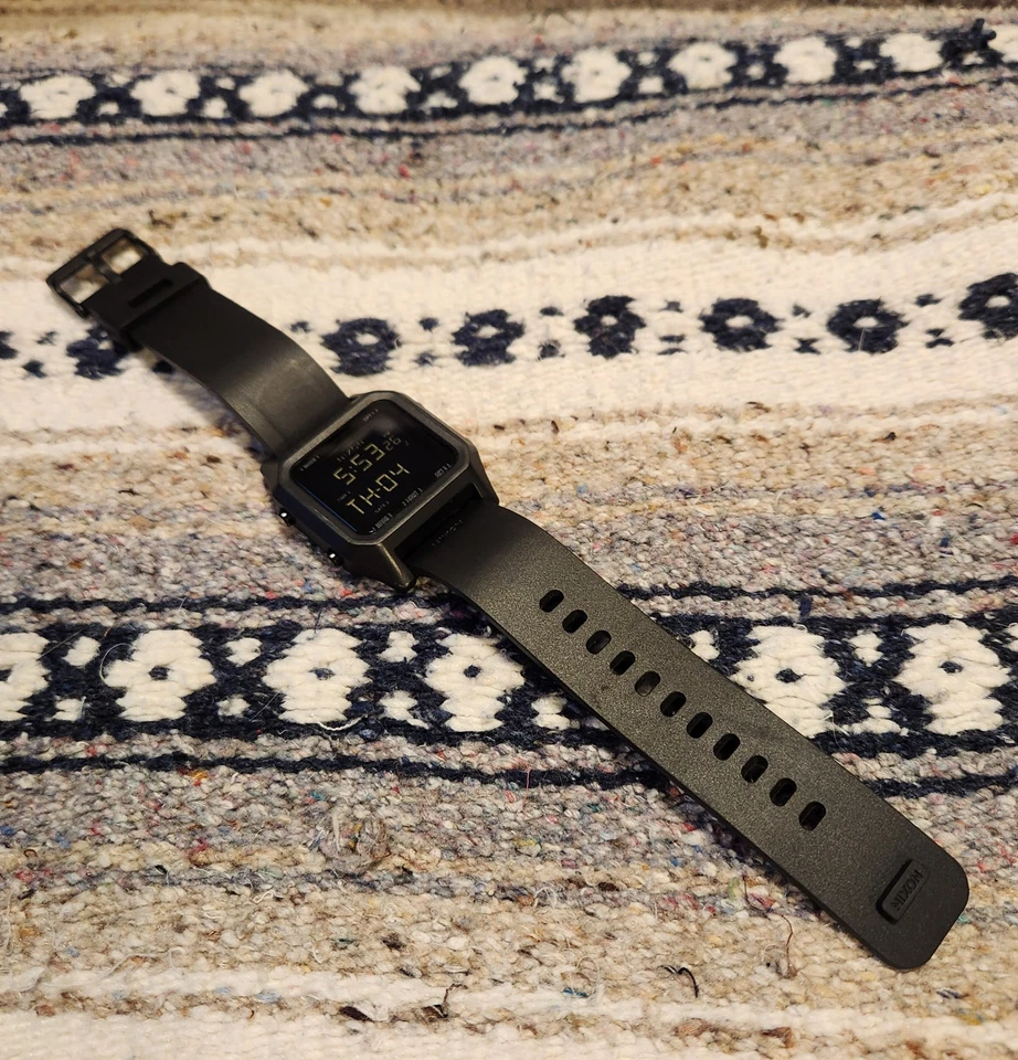 Reloj Digital Nixon Staple Negro 39mm Pantalla LCD Multifunción Banda Goma Foto 2 de 4