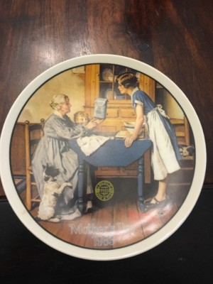 KNOWLES 1983 NORMAN ROCKWELL ADD TWO CUPS & A MEASURE OF LOVE MOTHERS DAY PLATE