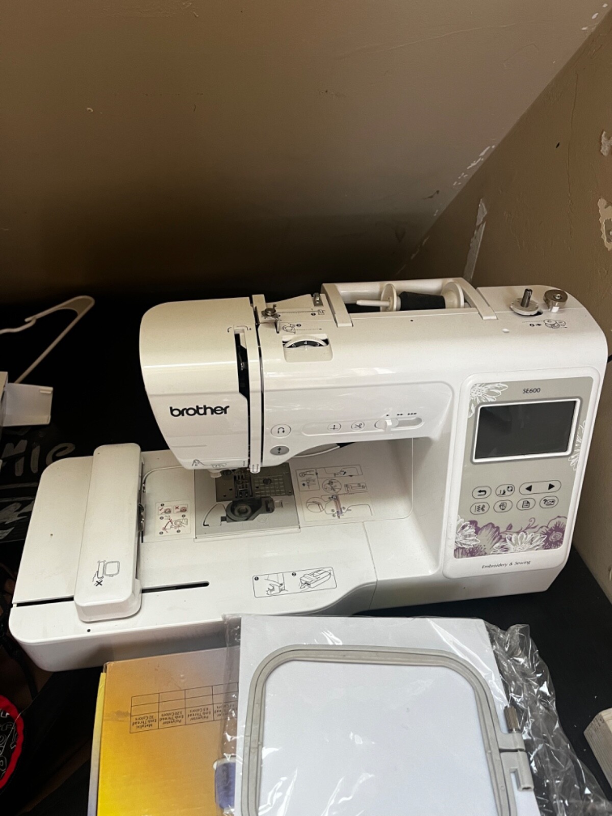 Brother SE600 Computerized Combo Sewing and Embroidery (pedal included