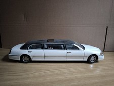 1/18 Lincoln Town Car Limousine 1999 Sun Star