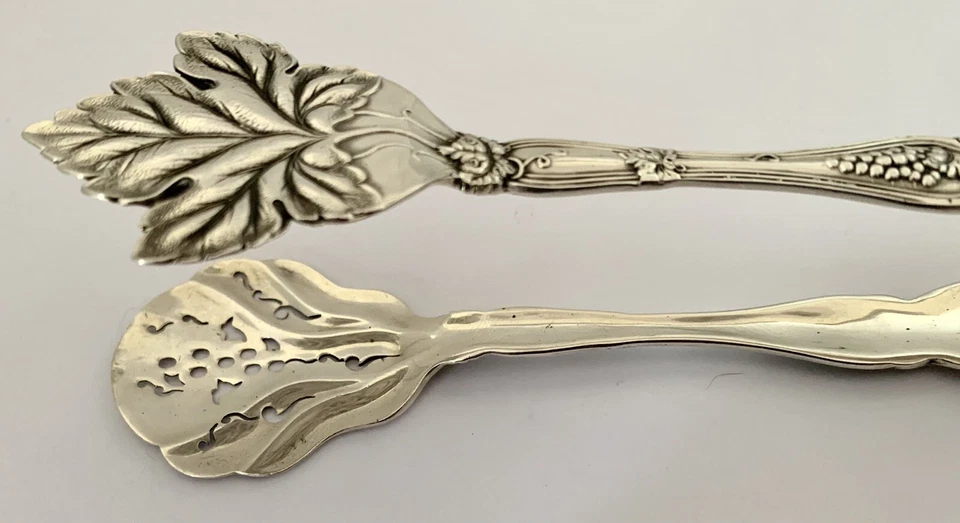 GORGEOUS INTERNATIONAL STERLING SILVER CLOETA GRAPE PATTERN ICE OR SERVING TONGS - Image 4 of 4