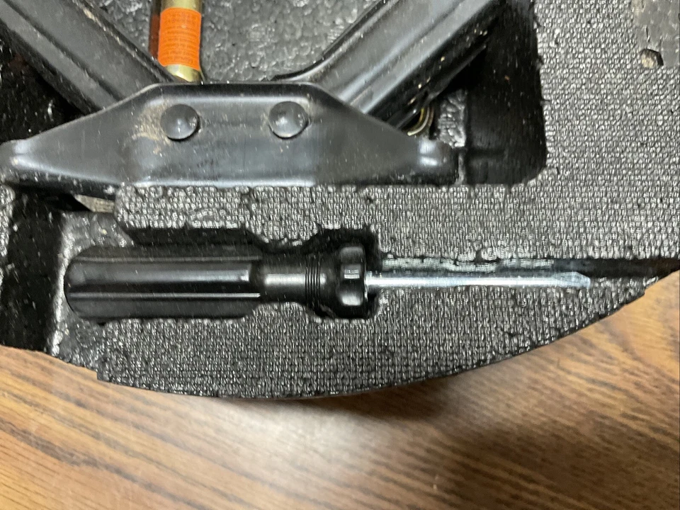 2010 2011 2012 2013 2014 Subaru Legacy Outback neumático de repuesto gato juego de herramientas de espuma!!!! Foto 3 de 4