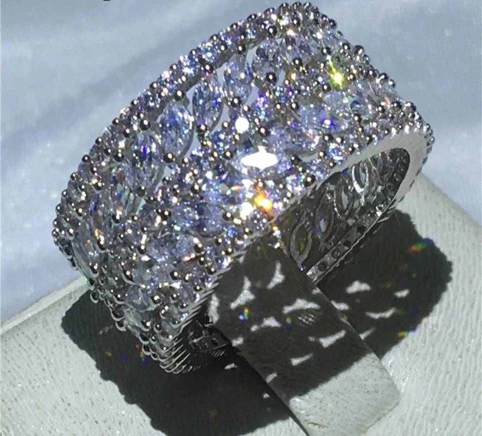 Anillo de eternidad enchapado en oro blanco de 18k hecho banda de aniversario de cristal de Swarovski Foto 2 de 4