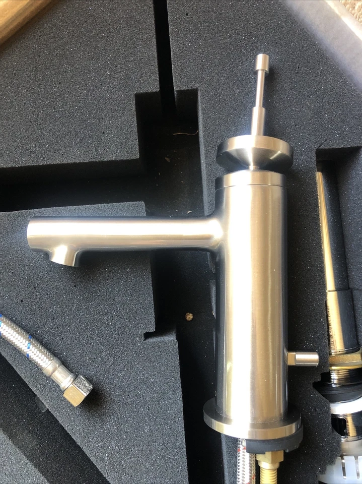 Grifo de fregadero de cocina de control único Jado Stoic con mango Pixie níquel cepillado Foto 3 de 4