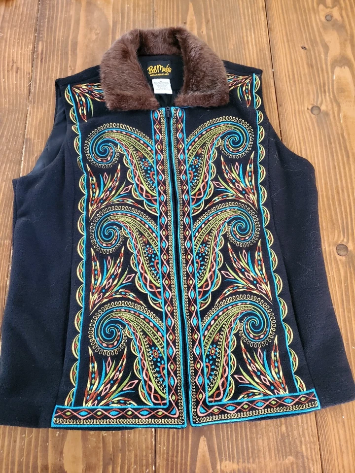 Chaleco polar negro arte portátil Bob Mackie grande bordado arte imitación piel cuello Foto 2 de 4