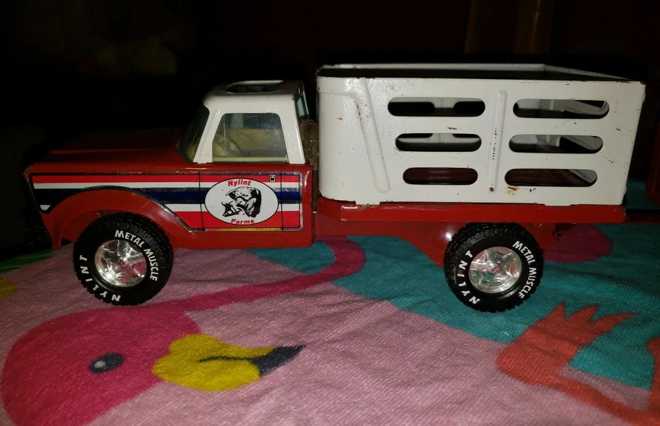 NYLINT FARMS RED FLAT BED PICK UP TRUCK W/ FENCE & TRAILER PRESSED STEEL RARE  - Image 2 of 4