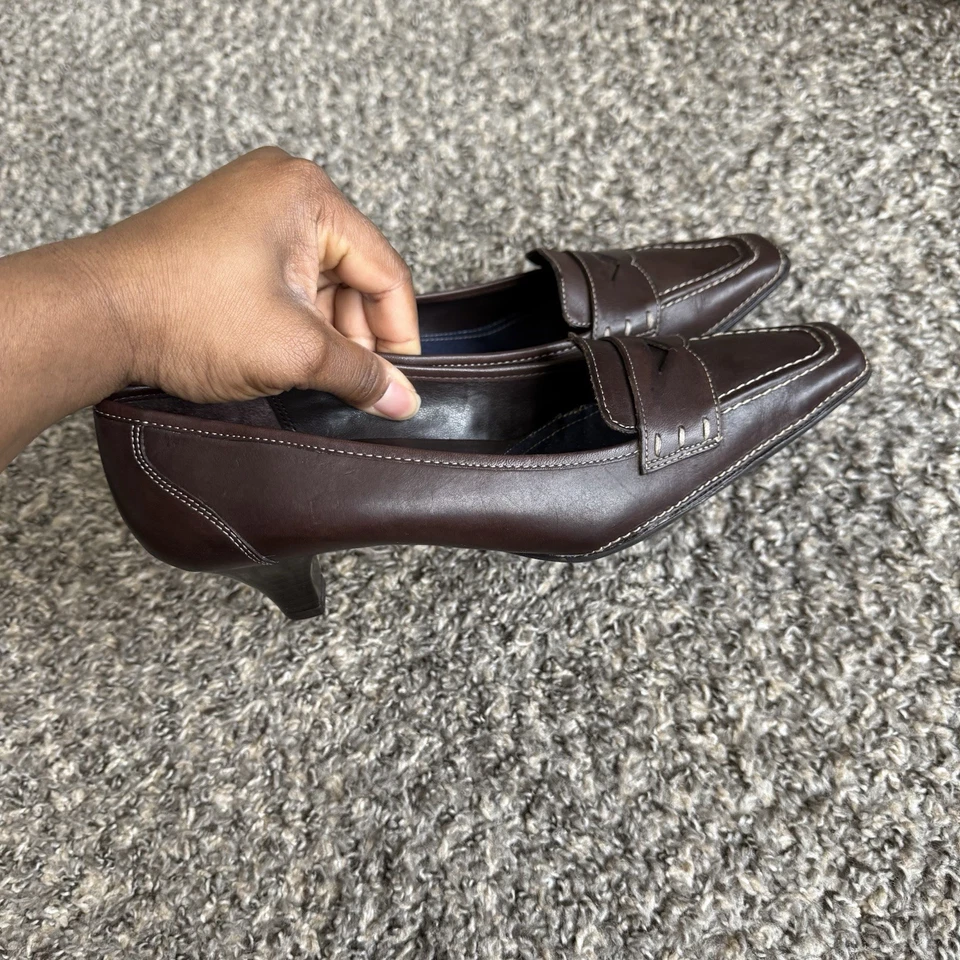 Vtg Aerosoles Pointed Toe Penny Pumps Heels Sz 7.5 Brown Leather Kitten Heel - Image 2 of 4