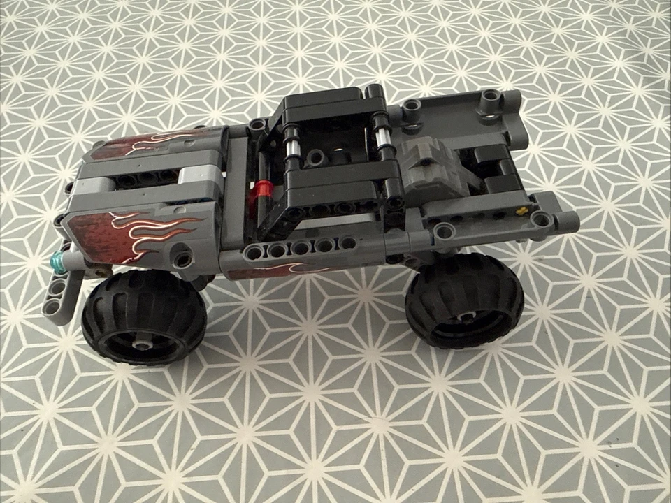 LEGO Technic 42090 Getaway Truck, photo 4 of 5