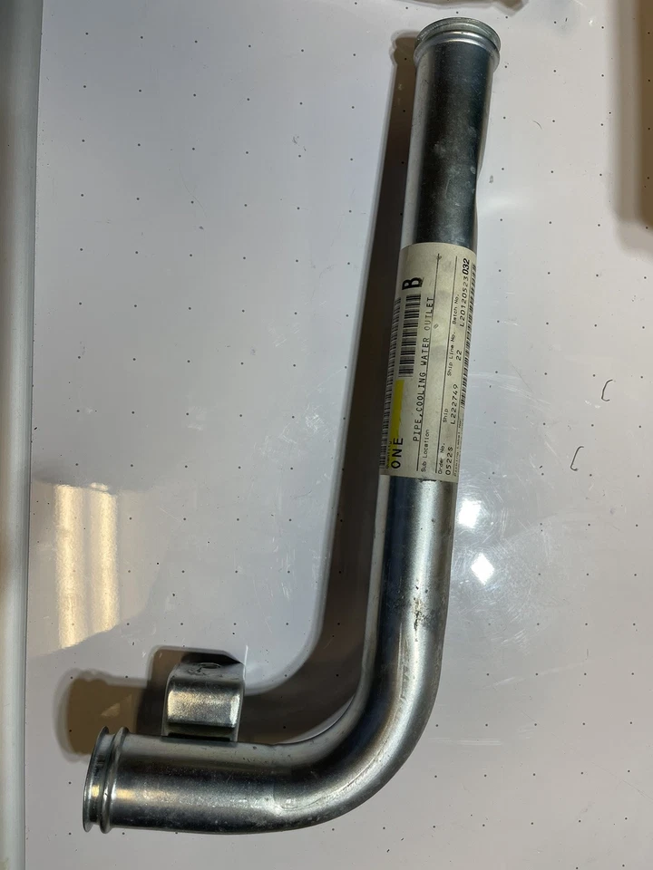 Оригинальная водопроводная труба охлаждающей жидкости Mitsubishi 93-06 Montero 97-04 MSport 1310A525 - Изображение 3 из 3