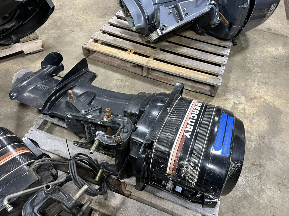 Motor fueraborda de barco Mercury 50 hp 2 tiempos 20" clásico de carburo para piezas Foto 3 de 4