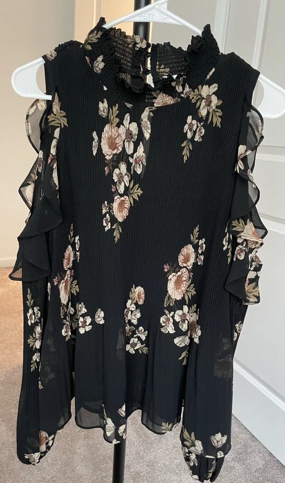 ASTR Women Blouse Size L Black Floral Cold Shoulder - Image 3 of 4