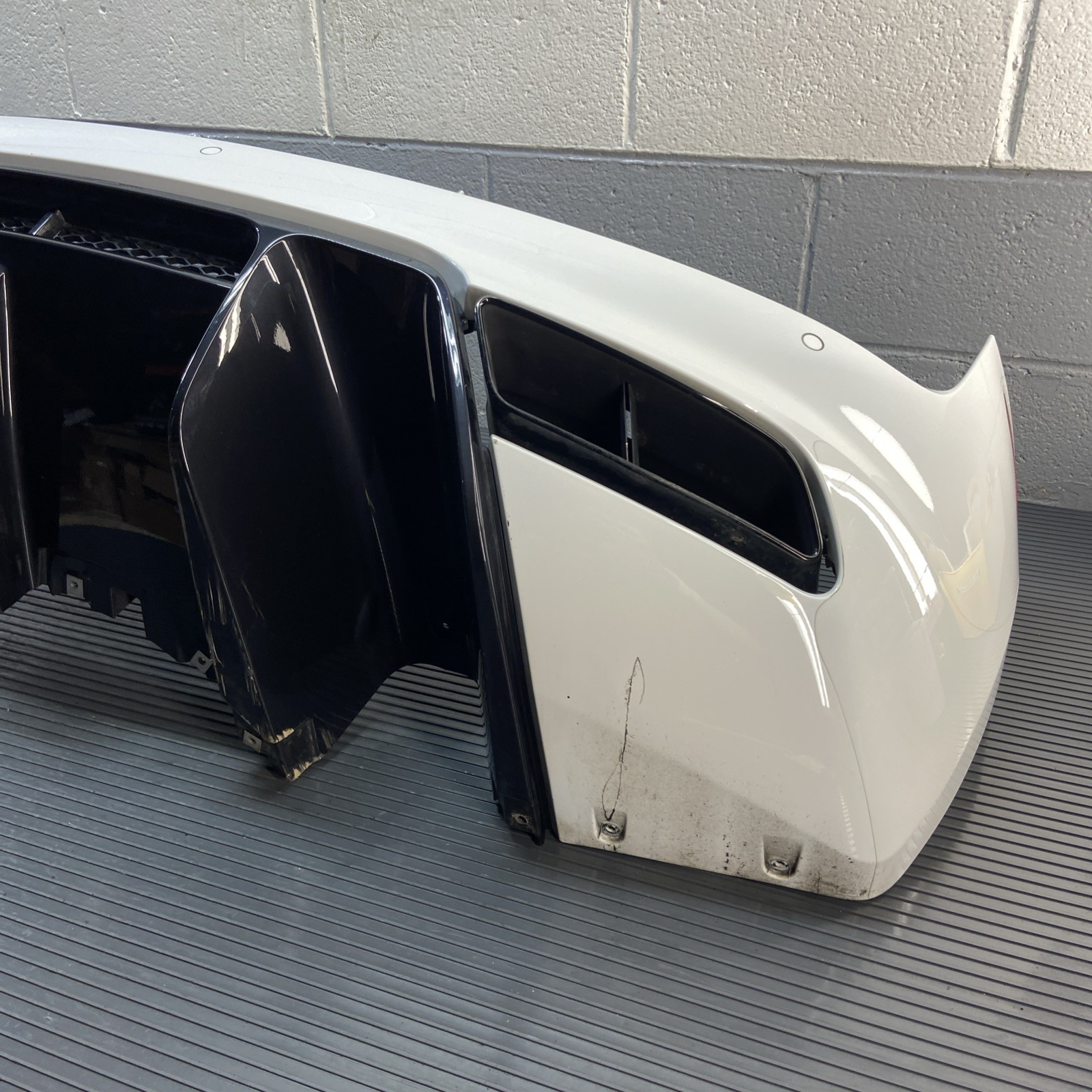 2017-2018 Audi R8 4S V10 Rear Bumper Cover W/ Diffuser White LS9C OEM *NOTE*