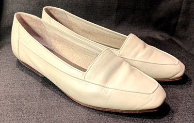 VINTAGE ENZO ANGIOLINI 6 1/2 SILP ON LEATHER LOAFERS CREAM / OPAL / IVORY