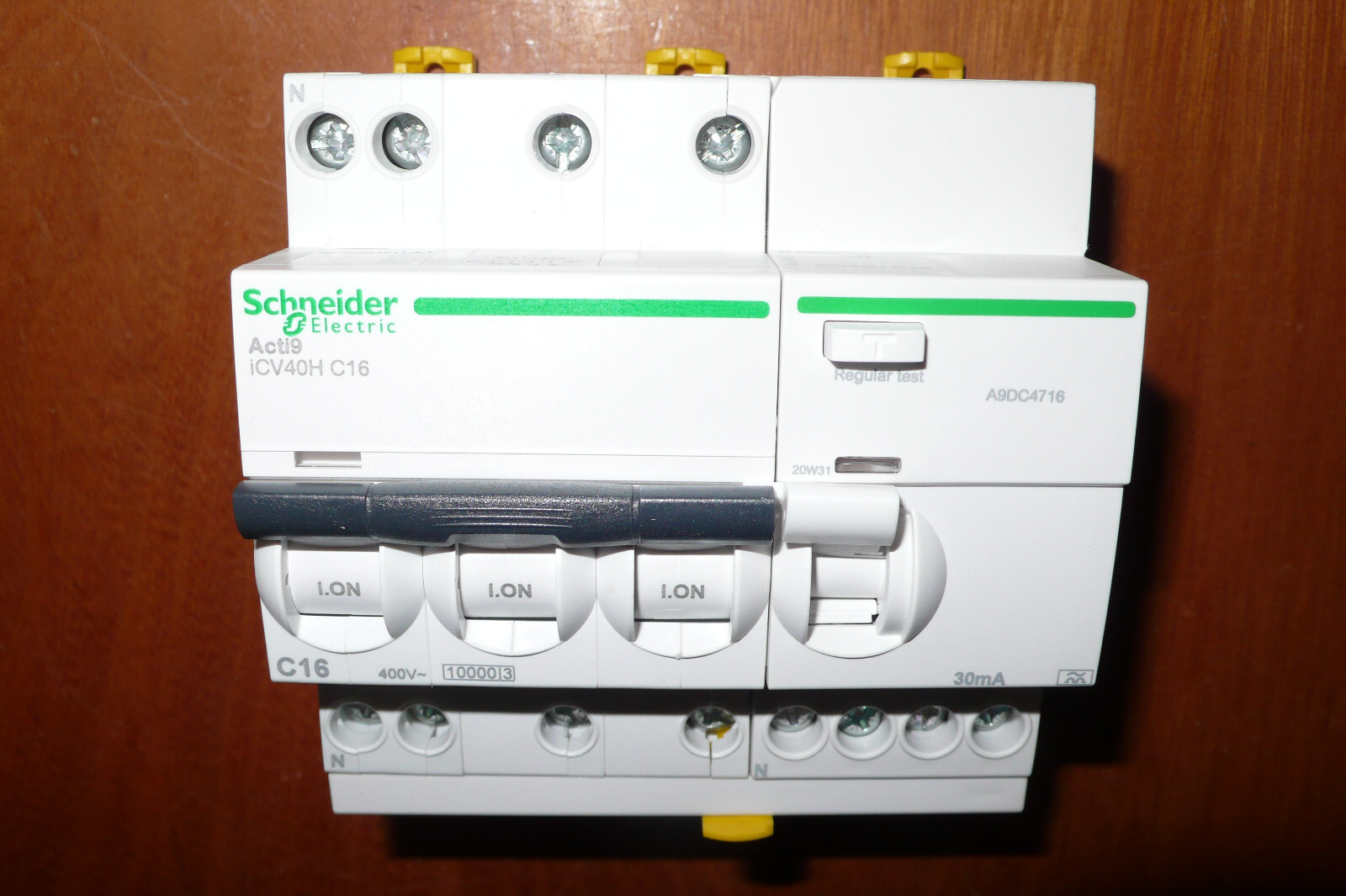 Disjoncteur différentiel 16A Schneider pour protéger le circuit triphasé de pompe