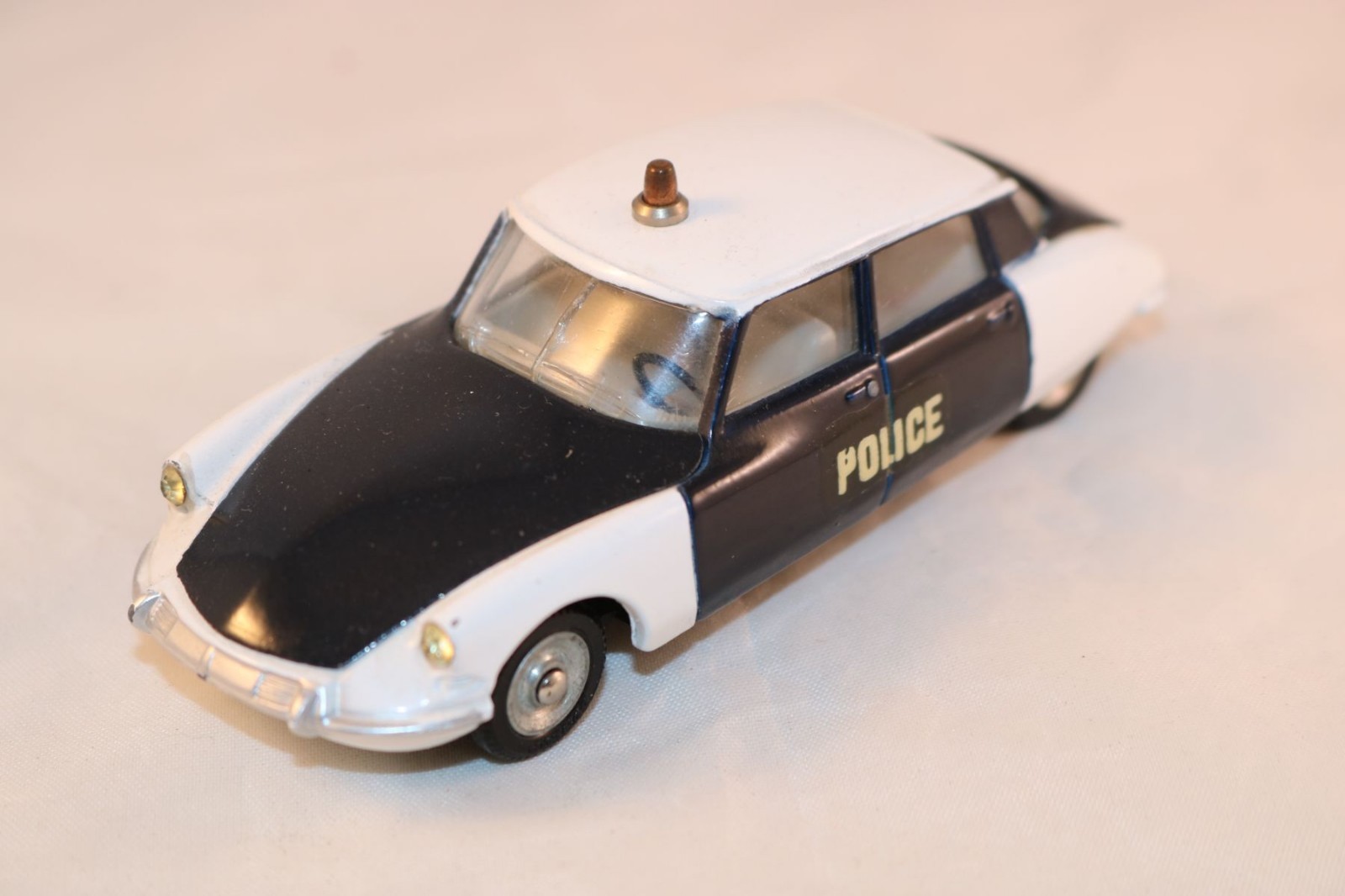 Dinky Toys 501 Citroen DS 19 Police a superb model a real beauty all original Dinky Toys 501 Citroen DS 19 Police a superb model a real beauty all original