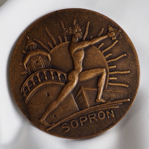 Cámara fotográfica Art Deco 1934 antigua hombre desnudo torre de fuego arte medalla de bronce Hungría - Imagen 2 de 20