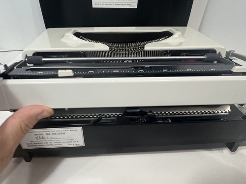 Máquina de escribir portátil Sears Manual 1 con estuche 1985 Japón para reparación o piezas. - Imagen 8 de 14