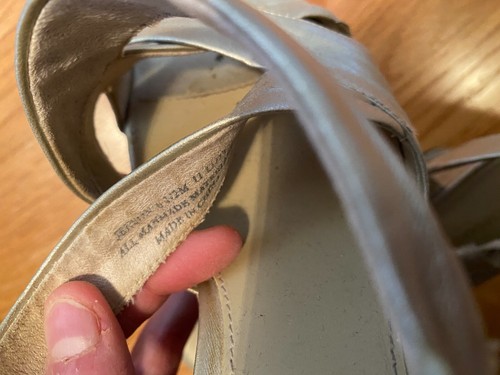 Women's Liz Claiborne Gold Wedge Sandal Heels, Size 8.5 Gently Used - Foto 4 di 4