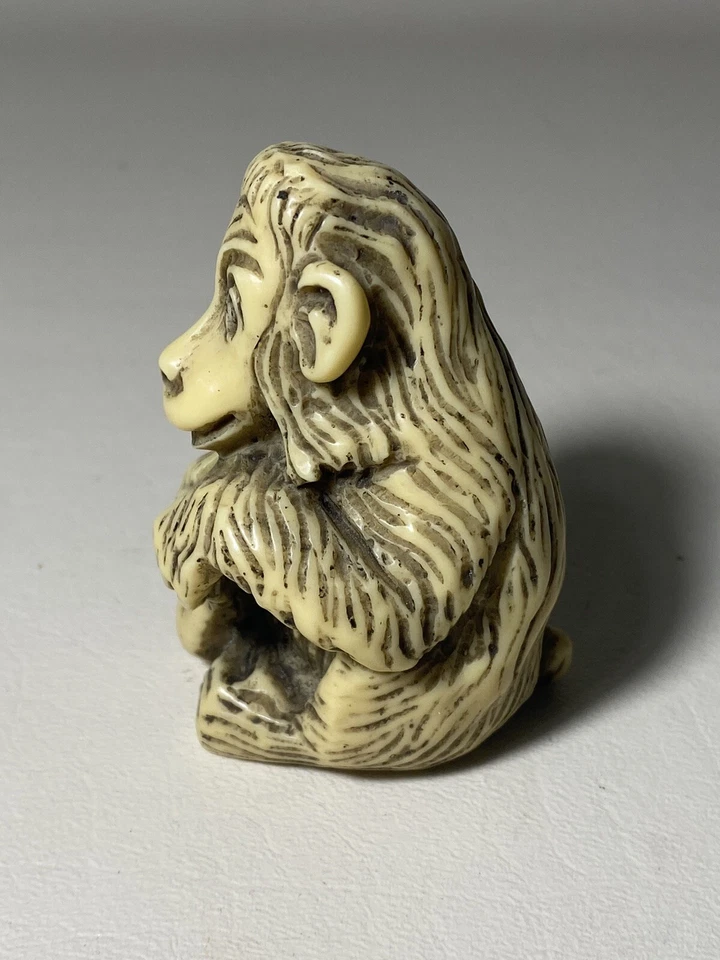 复古日本 Netsuke 雕刻/树脂猴子挠脚 2 7/8 x 1 3/4 — 第 2/4 张图片