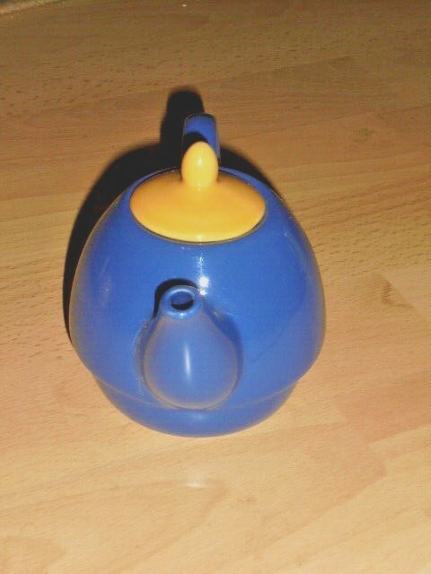 tolle moderne Portions- Kaffeekanne Porzellan blau mit gelbem Deckel 10x9cm NEU