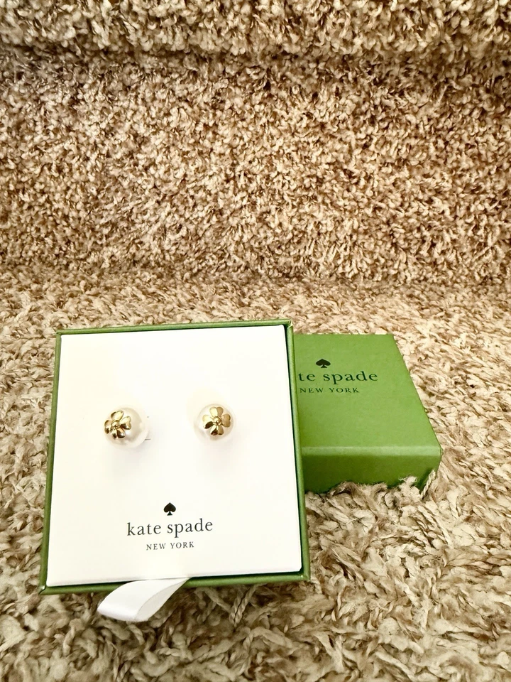 💲25.85🐚KATE SPADE PEARL WITH SIGNATURE FLOWER STUD EARRINGS WHITE/ GOLD  - Image 2 of 4