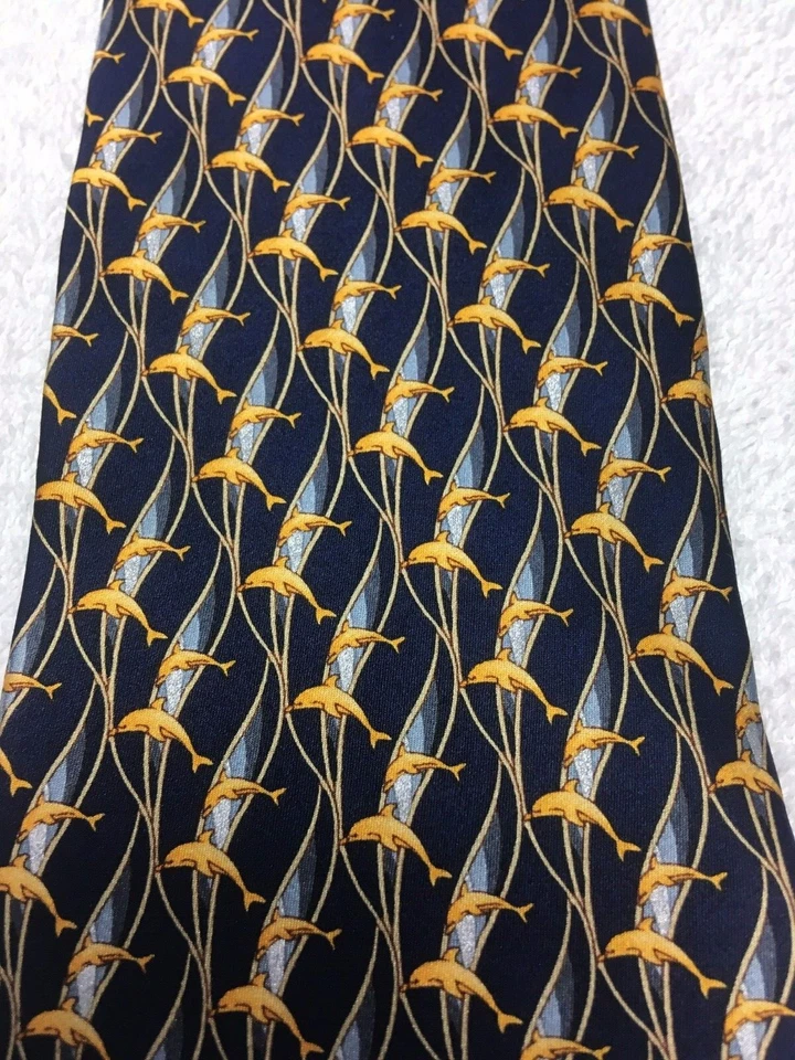 ARTEFATOS DE MUSEU GRAVATA MASCULINA AZUL MARINHO COM GOLFINHOS DOURADOS 3,75 X 59 - Imagem 3 de 4