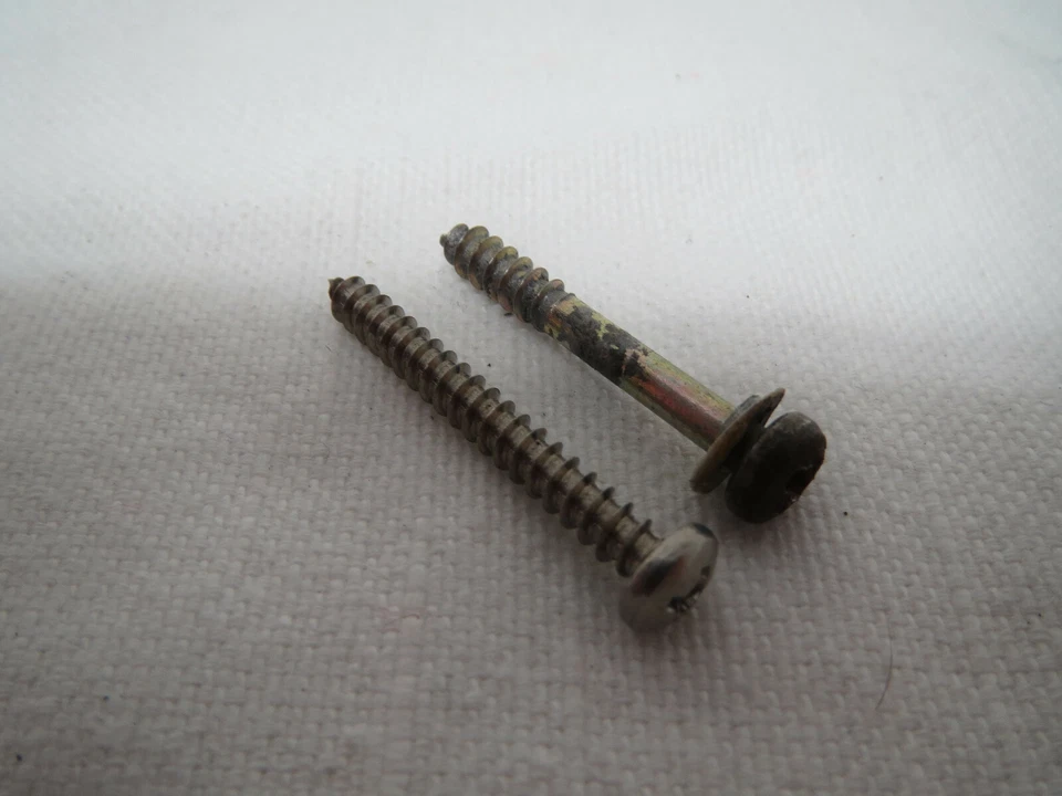 ALFA ROMEO ALFETTA GTV 12 LUZ TRASERA LENTE ACERO INOXIDABLE TORNILLOS DE REPUESTO  Foto 3 de 4