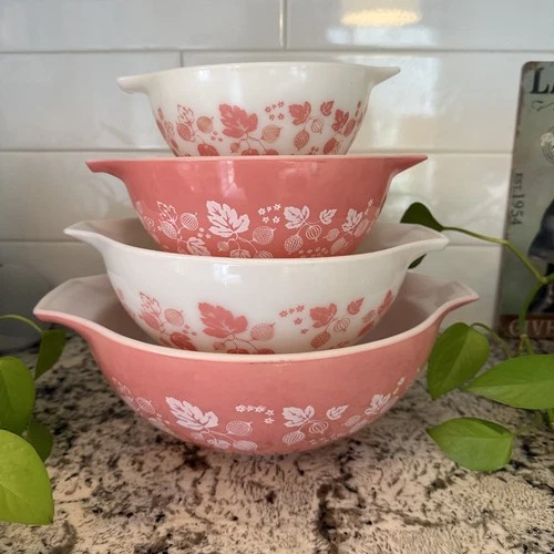 Set of 4 Pyrex Pink  White Cinderella Gooseberry Mixing Bowls 441, 442, 443, 444