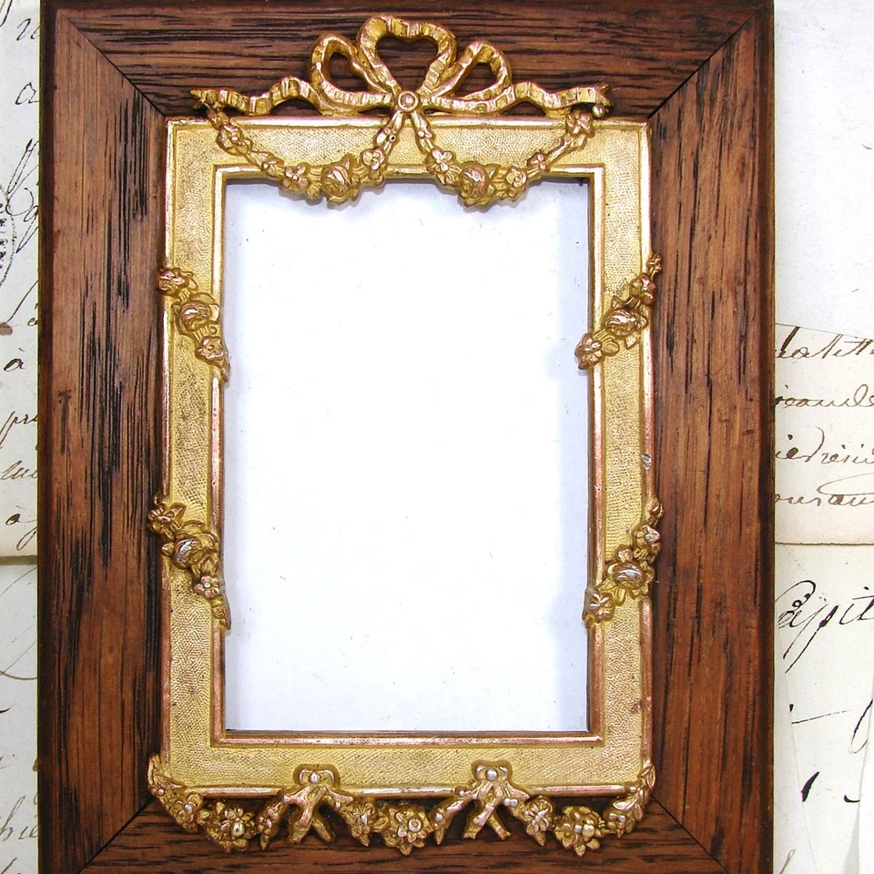 Antiguo marco de fotos francés de bronce dorado y roble macizo de 5,5", arco y cinta, guirnalda Foto 4 de 4