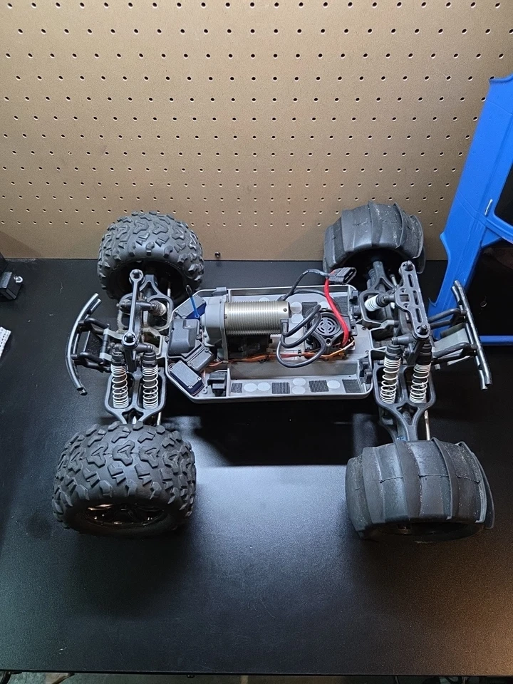 TRAXXAS E-MAXX Off Road Truck Untested - Image 3 of 4
