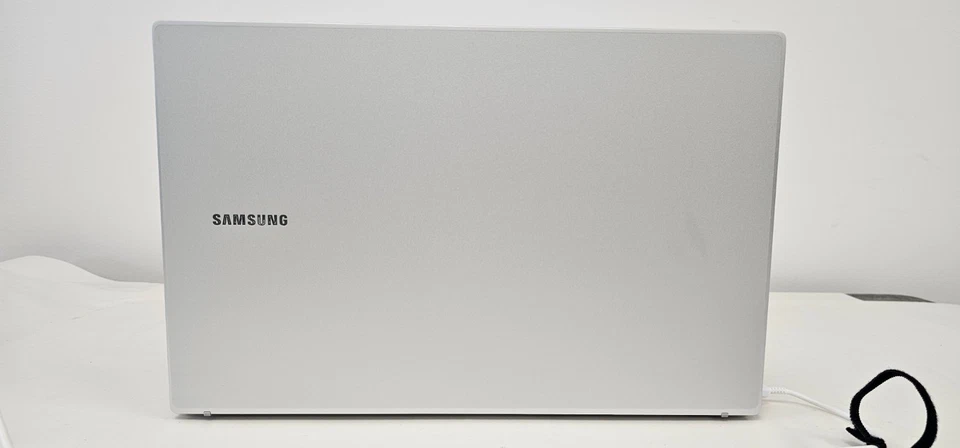 Samsung Galaxy Book3 i7 13ª generación i7-1355U 15,6" 16 GB 512 GB SSD sin sistema operativo pequeña abolladura Foto 4 de 4