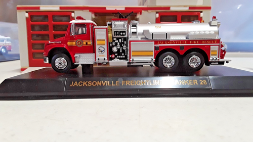 Code 3 1/64 Scale Jacksonville FL Freightliner Fire Tanker 28 #12631 (FD-96 - Picture 6 of 16