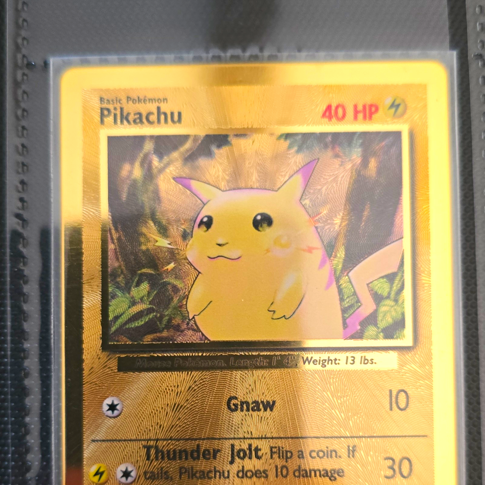 Heartforcards Lot 50 Cartes Pokémon Originales En Allemand – 3 Holo, 3 Rares, 1 Pikachu/Evoli/Glimanda/Dedenne – Avec 100 Pochettes Protectrices – Set Varié Actuel