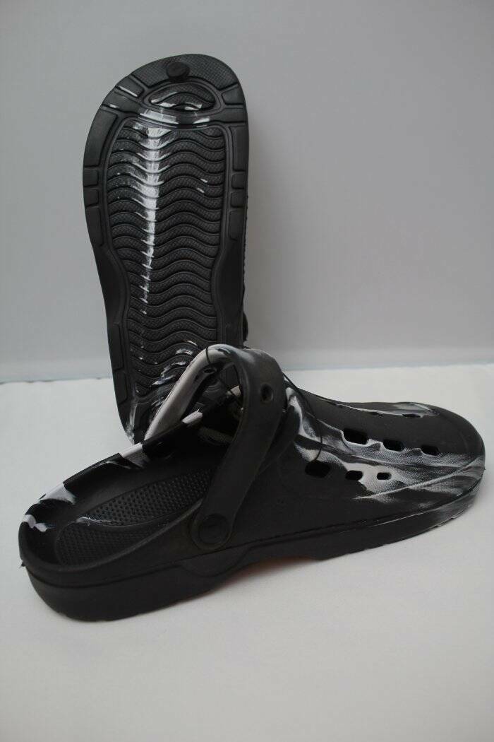 NEW Mens Water Shoes Medium 10 Black White Slip On Clogs Sandals Beach Pool image 3