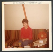 Sofá interior de sala de estar de los años 70 instantánea foto vintage ama de casa mujer sonriente