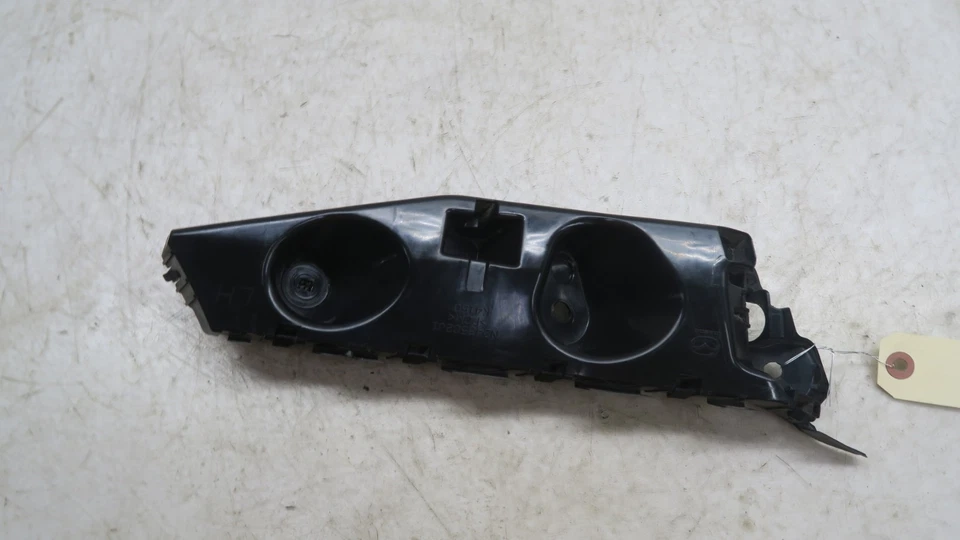 Soporte de retención de parachoques trasero izquierdo OEM N243502J1 Mazda MX-5 Miata 2016-2024 Foto 3 de 4
