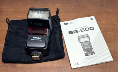Nikon Autofocus Speedlight SB-600 Flash For DSLR Cameras w/soft case & manual