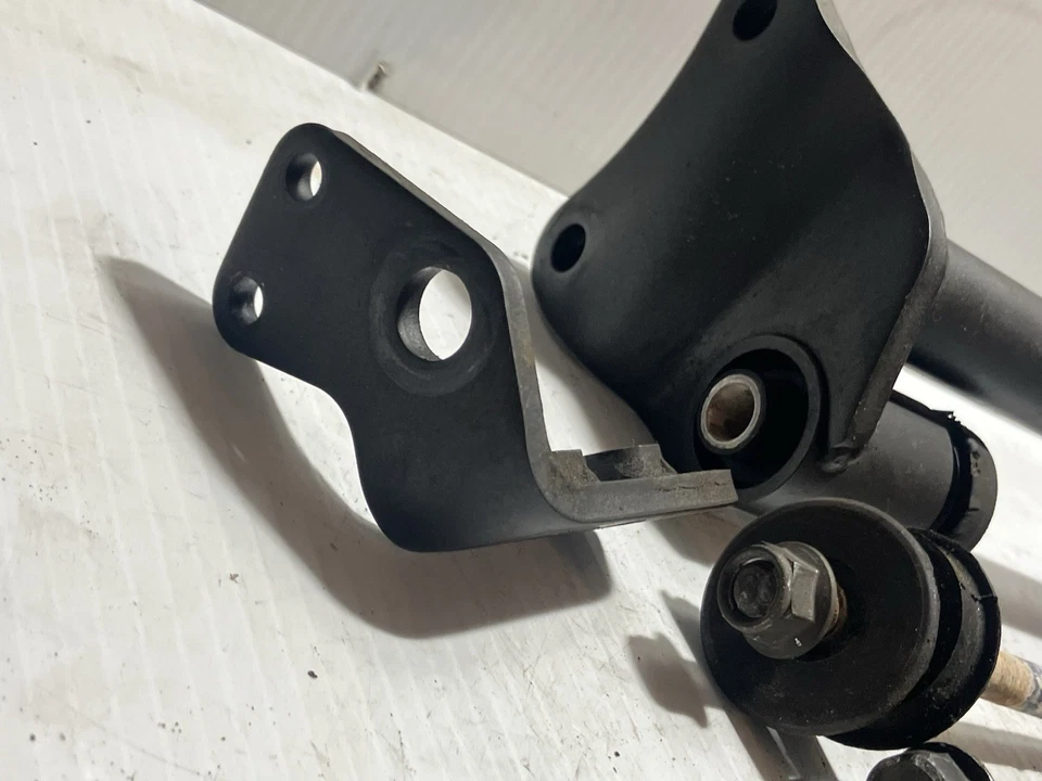 2009 Kawasaki Vulcan Classic 1700 Motor Mount (falta um) (OEM) - Imagem 2 de 4