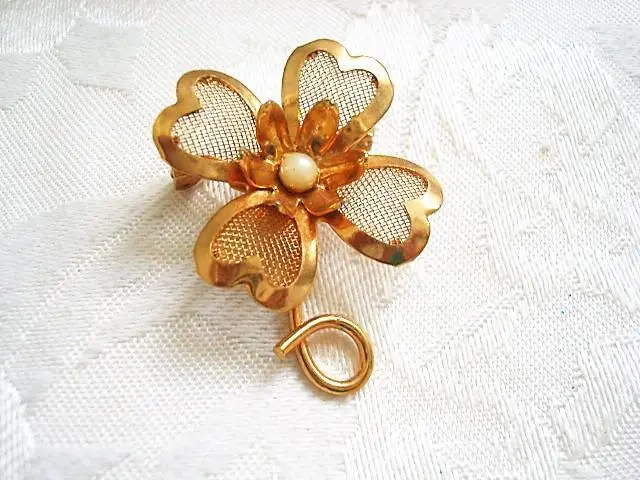 Vintage Gold Tone Mesh Lucky 4 Leaf Clover Pin Brooch With Faux Pearl