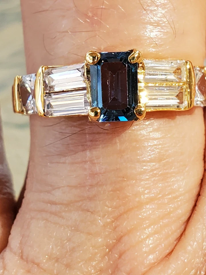 Anillo de oro amarillo macizo de 10kt con corte esmeralda y zafiro blanco de circón azul creado en laboratorio Foto 2 de 4