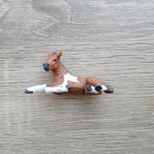 Schleich Figur Pferd Pinto Fohlen, liegend