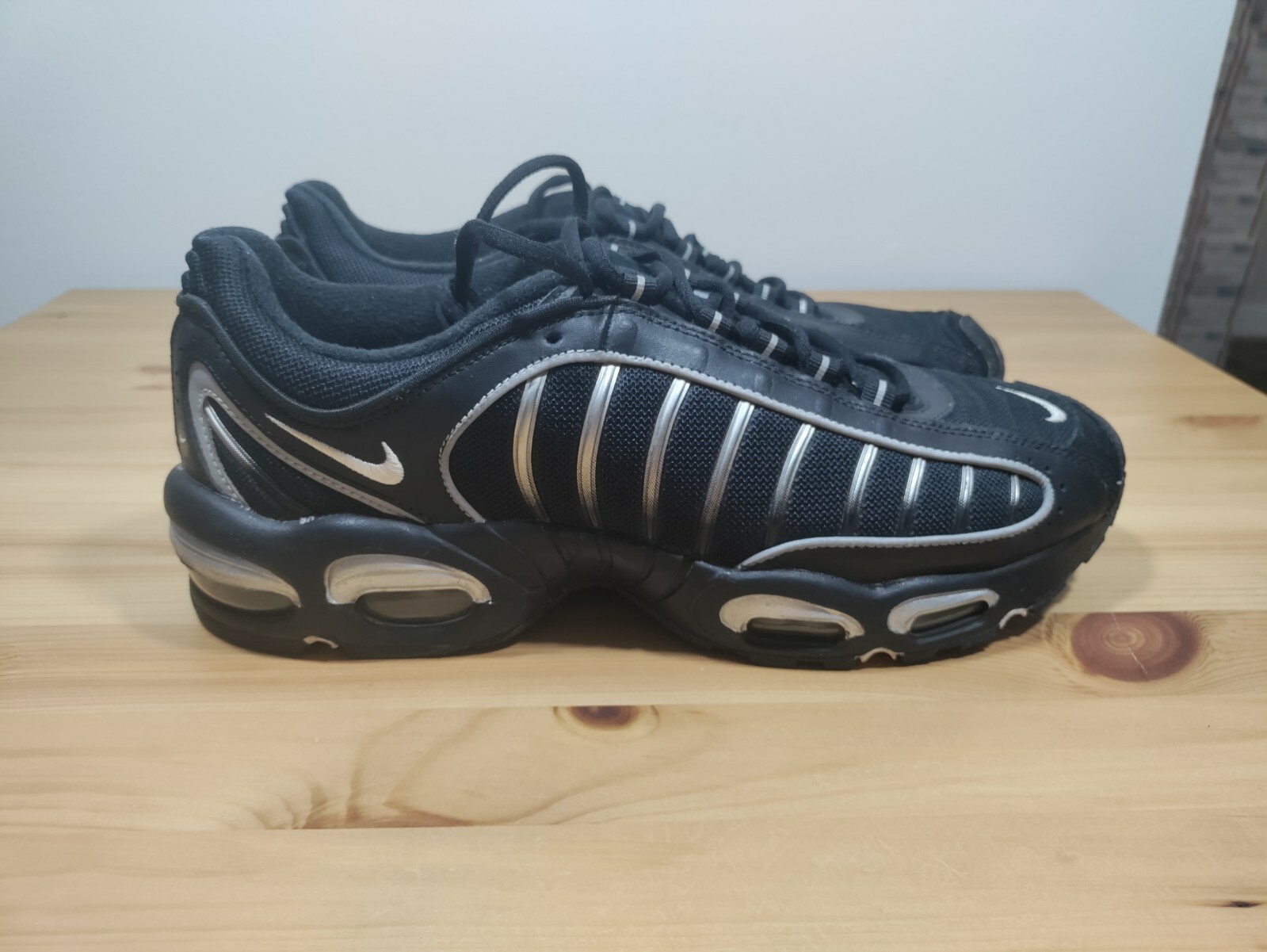 tailwind 4 black silver